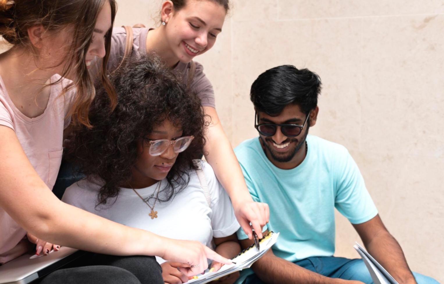 Espace de formation moderne avec outils numériques pour l'apprentissage