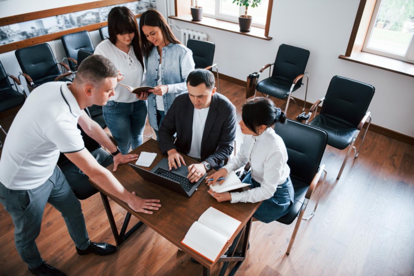 Réunion de travail autour de documents stratégiques